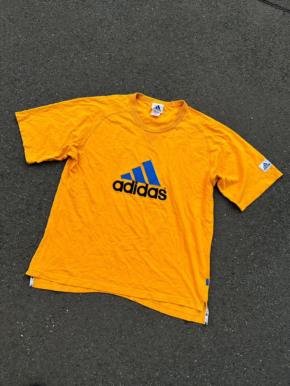 Early 2000s Adidas embroidered T-Shirt (L)
